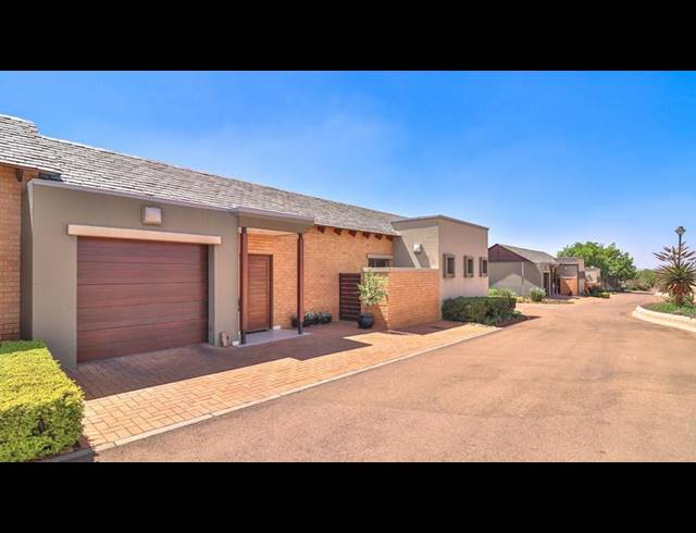 2 BEDROOM TOWNHOUSE FOR SALE IN RETIRE AT MIDSTREAM